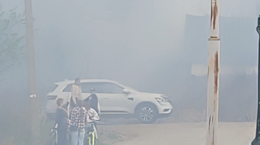 Мощный пожар полыхает на Русском острове