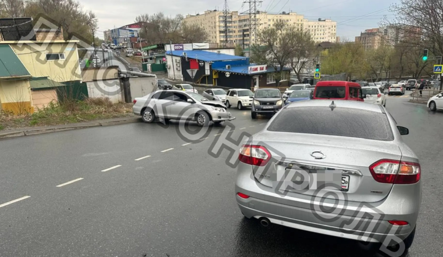 Водитель "Короллы" устроил "лобовое" ДТП во Владивостоке