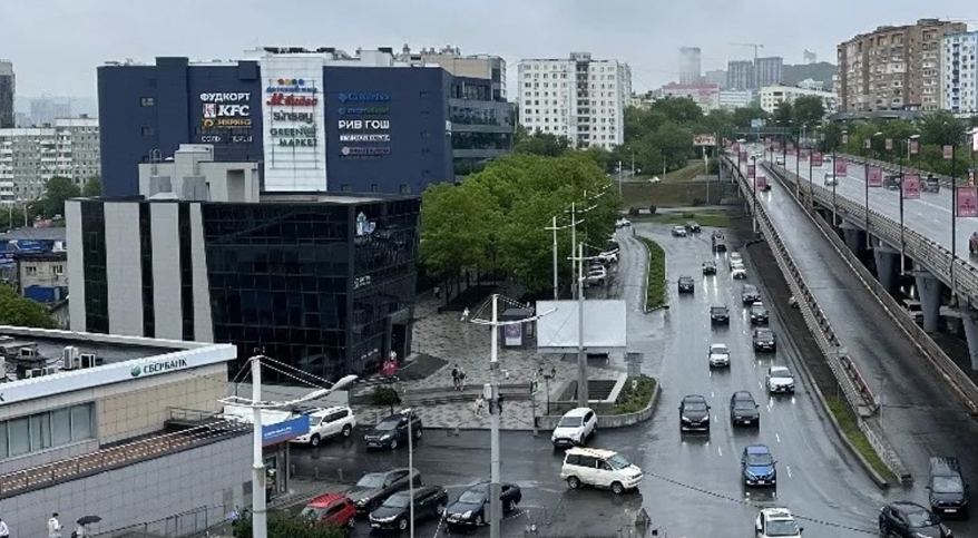 Обнаженный мужчина напал на прохожих возле торгового центра во Владивостоке