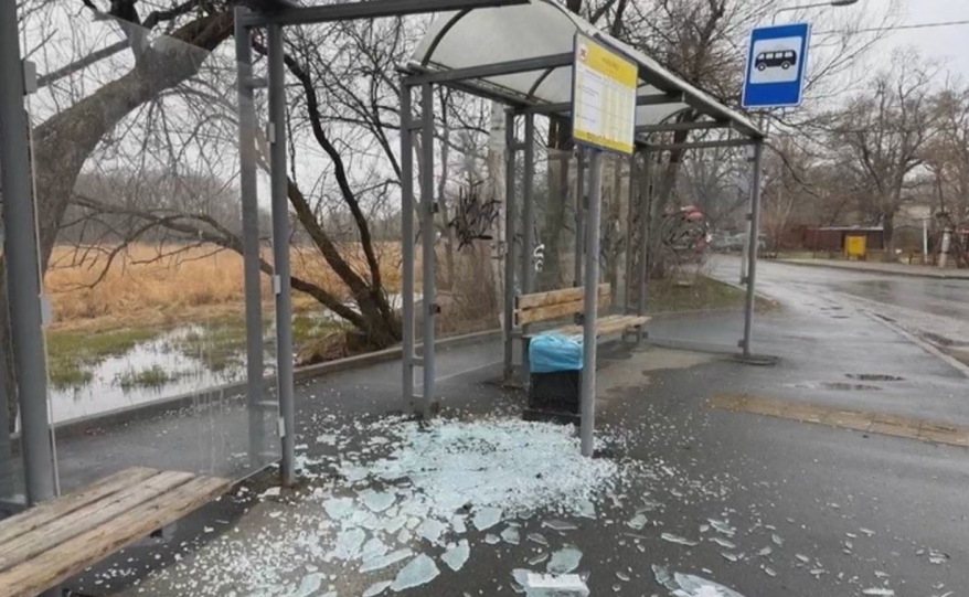 Во Владивостоке устанавливаются личности вандалов, громящих городскую инфраструктуру