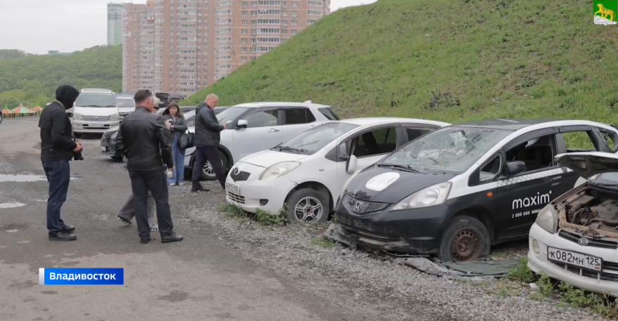 Во Владивостоке эвакуируют брошенные автомобили