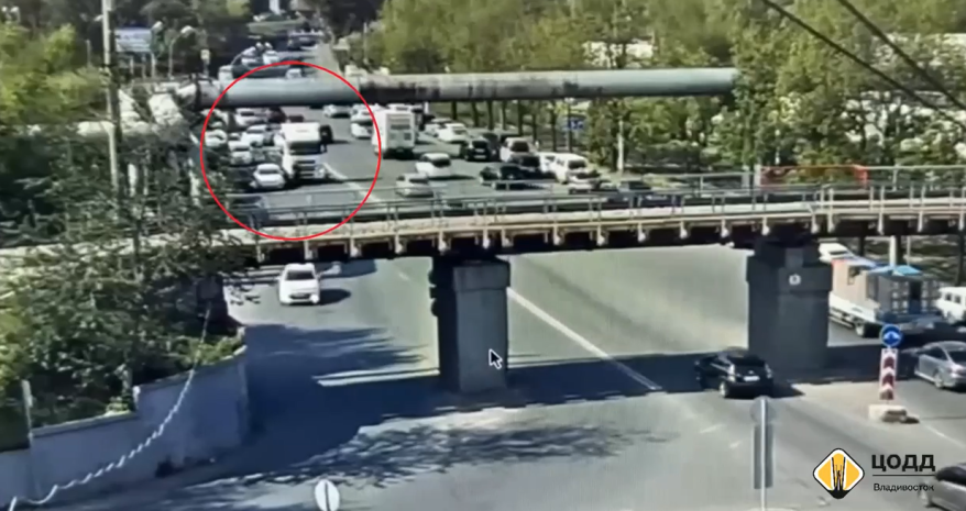 ДТП с участием фуры привело к затору в районе Луговой во Владивостоке