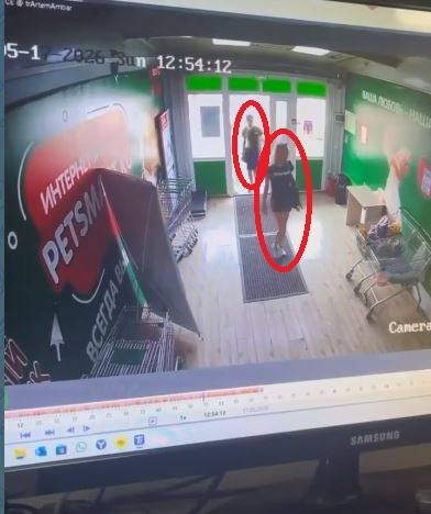 Блондинка в мини и ее спутник обворовали благотворительную акцию в Артеме