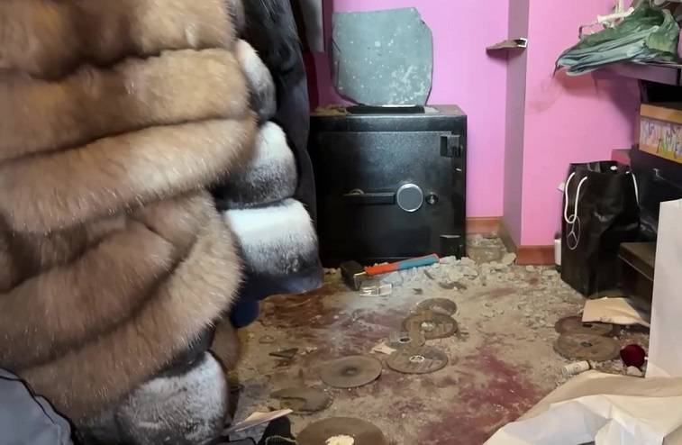 Злоумышленник разулся, проникнув в квартиру во Владивостоке, чтобы вскрыть сейф