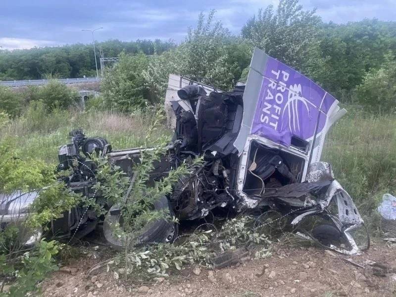 В Приморье большегруз опрокинулся в кювет и превратился в груду металла