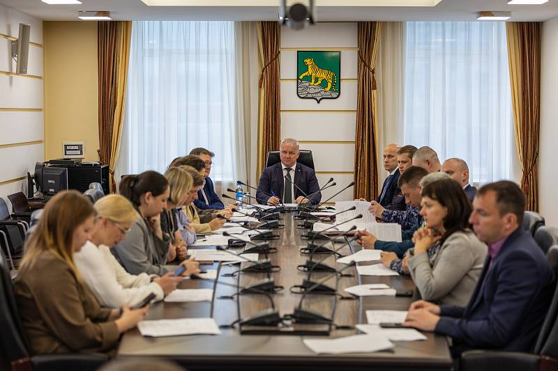 Безопасность в автобусах и детских лагерях обсудили в мэрии Владивостока