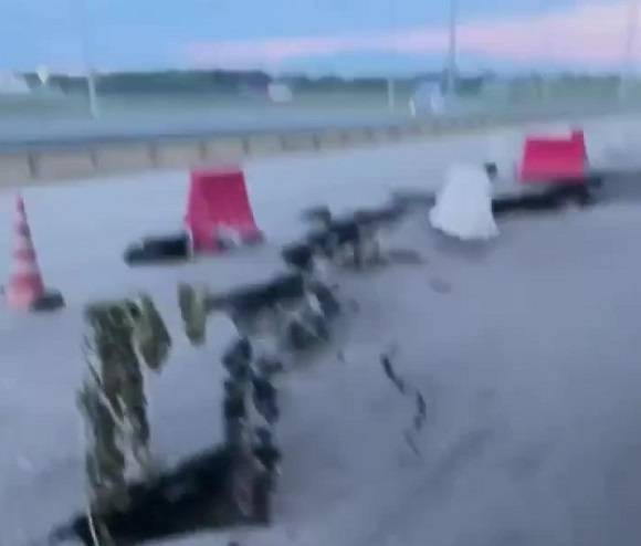 Огромный провал образовался в Приморье на трассе у известного гипермаркета