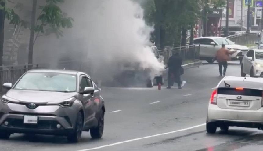 Авто загорелось на дороге в центре Владивостока