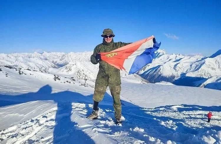 Сила духа: ветеран СВО поднял флаг Приморья над Эльбрусом