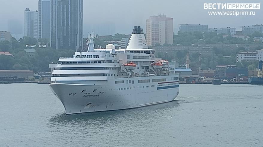 Лайнер Eastern Venus начал швартовку к пирсу Морского вокзала во Владивостоке