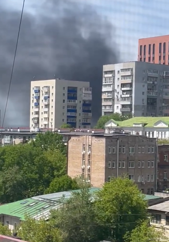 Мощный пожар полыхает в центре Владивостока