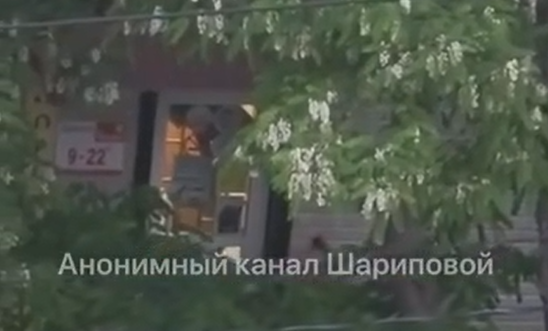 Голый неадекват разбил дверной стеклопакет и ворвался в магазин в Находке