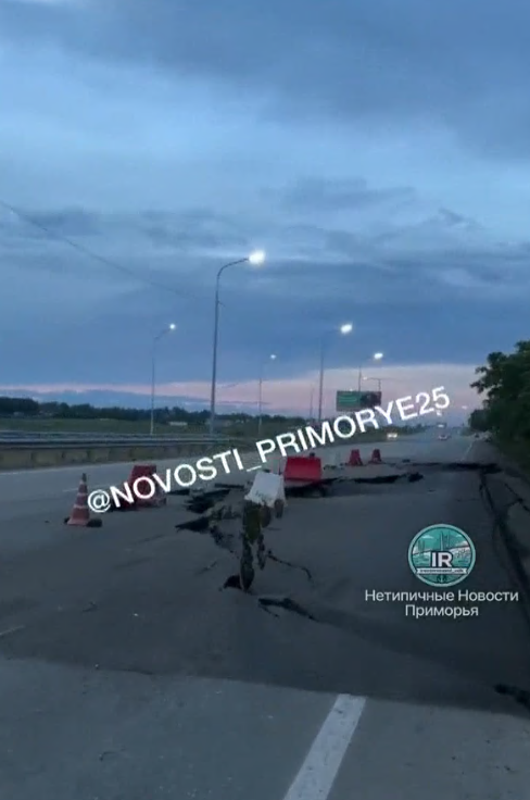 Опасный провал образовался по дороге из Владивостока в аэропорт