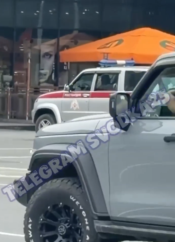 Силовики "захватили" здание крупного ТЦ Владивостока: людей эвакуировали