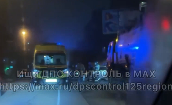 Скорая и спасатели на месте: страшное "лобовое" ДТП случилось ночью во Владивостоке