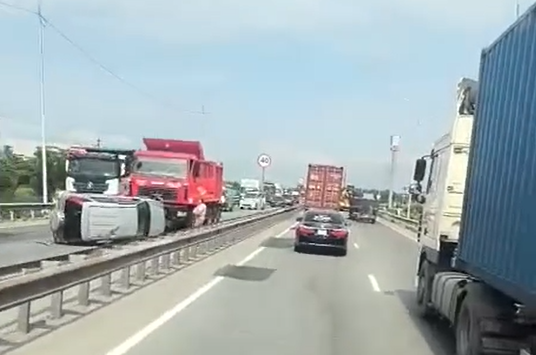 Дикое ДТП в Приморье: один из автомобилей перевернулся на крышу