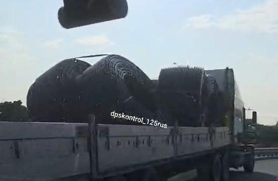 Фура "саморазгрузилась" прямо на федеральной трассе в Приморье