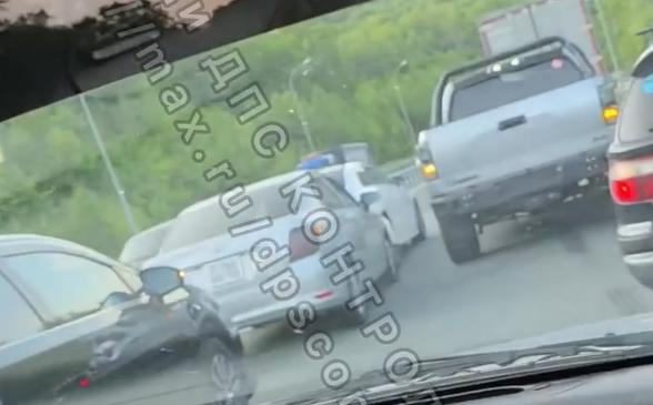 ДТП с участием как минимум четырех автомобилей заблокировало движение на трассе в Приморье