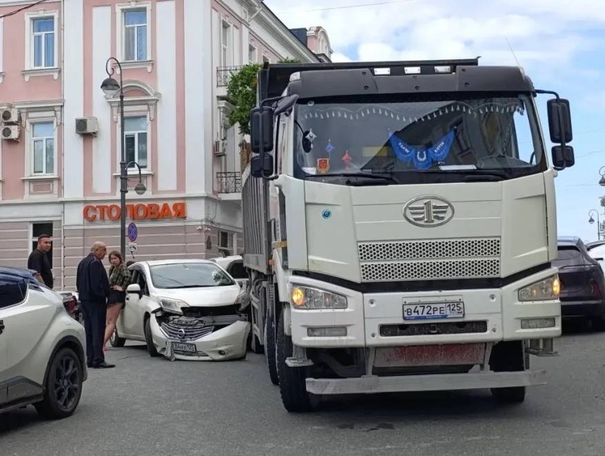 В центре Владивостока полностью блокирован проезд из-за ДТП