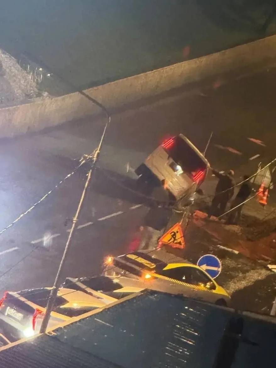Во Владивостоке минивэн улетел в раскопанную дорожными службами яму