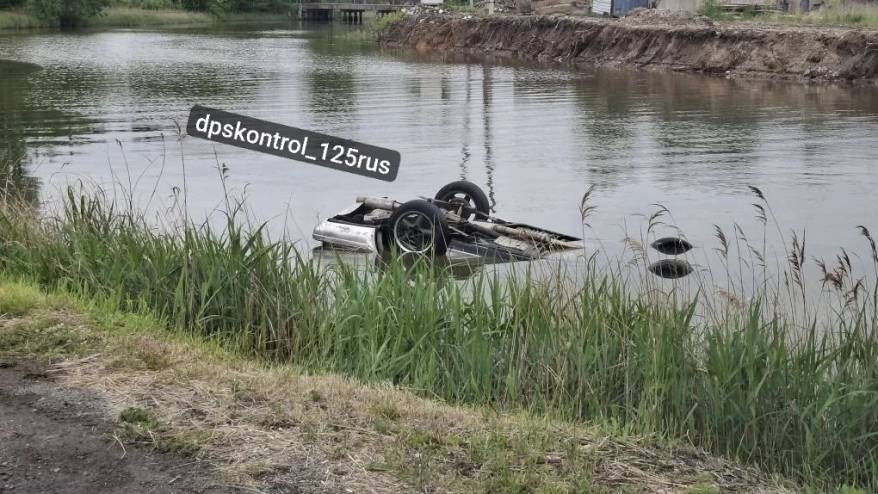 Автомобиль рухнул в реку во Владивостоке: есть жертвы