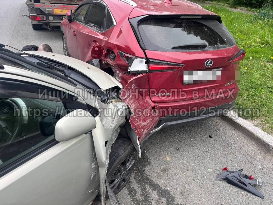 Во Владивостоке малолитражка протаранила Lexus