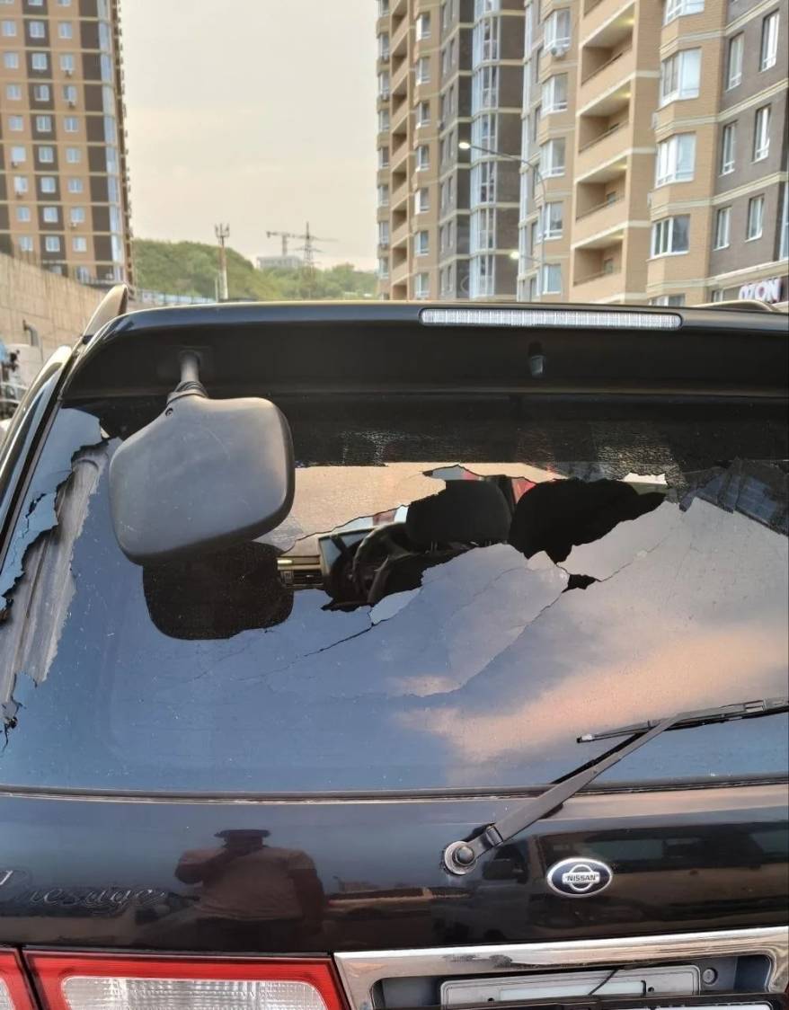 «Стрельба по авто?»: во Владивостоке неизвестный «разгромил» авто с ребенком в салоне