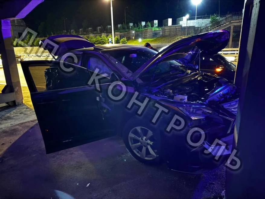 Lexus влетел в опору виадука, устроив массовое ДТП в районе Седанки