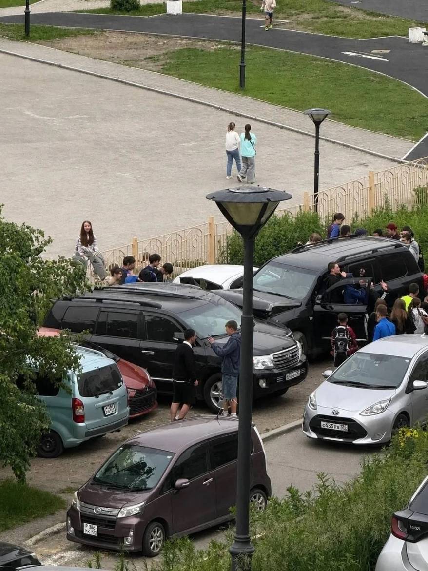 Замес на "Крузаке", который протаранил четыре авто во Владивостоке, устроили два брата