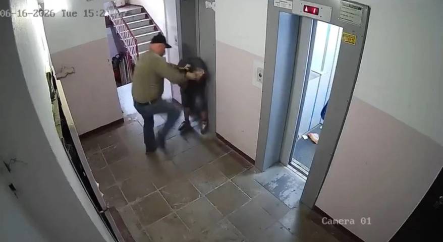 Мужчина избил подростка в подъезде дома во Владивостоке