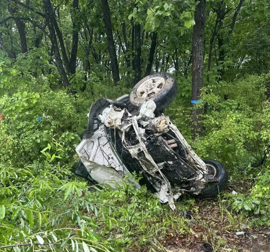 Автомобиль сделал несколько кувырков и вылетел в кювет в Приморье