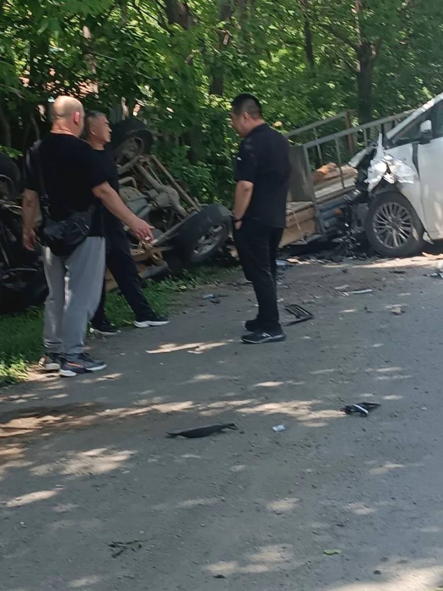 Автомобиль завалился в кювет: серьезное ДТП в пригороде Владивостока