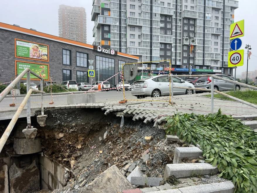 «Портал открыт»: обвал тепловой камеры произошел на улице Владивостока