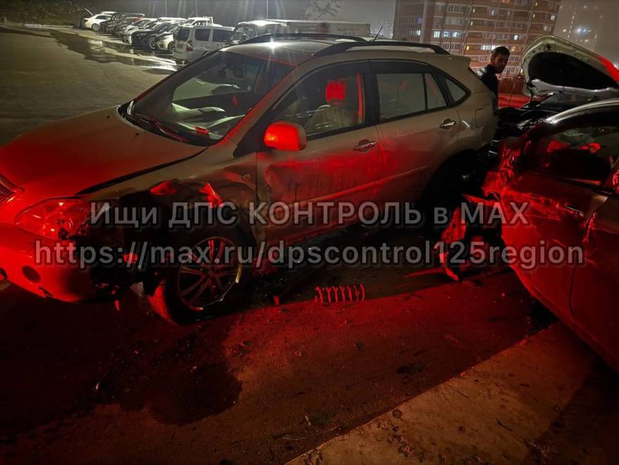 Водитель "под дозой" устроил погром на придомовой парковке во Владивостоке