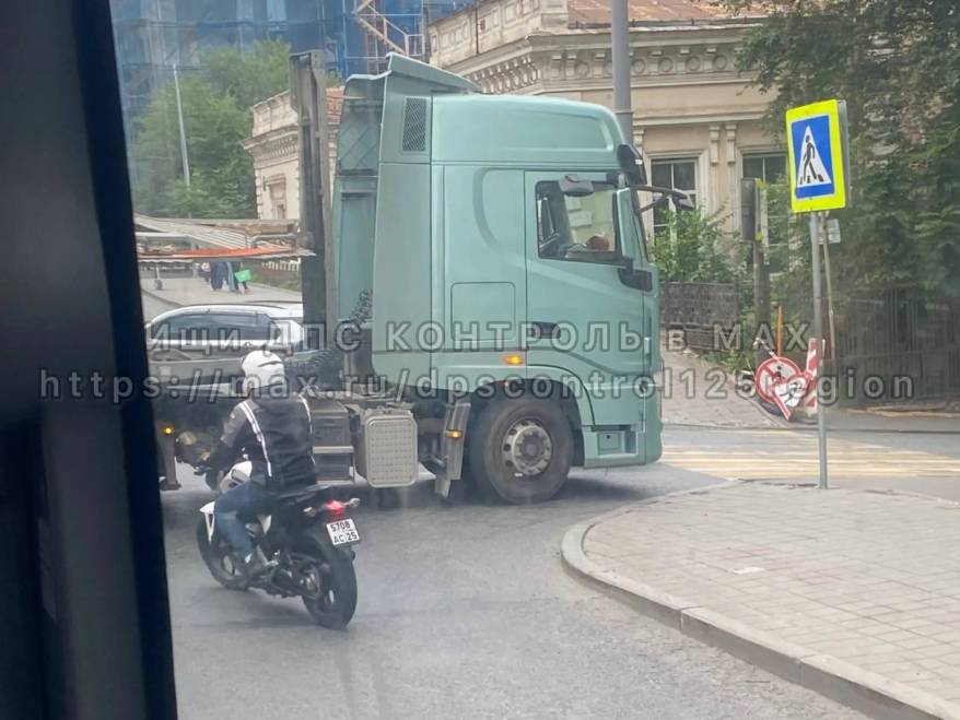 Большегруз столкнулся с автобусом в центре Владивостока