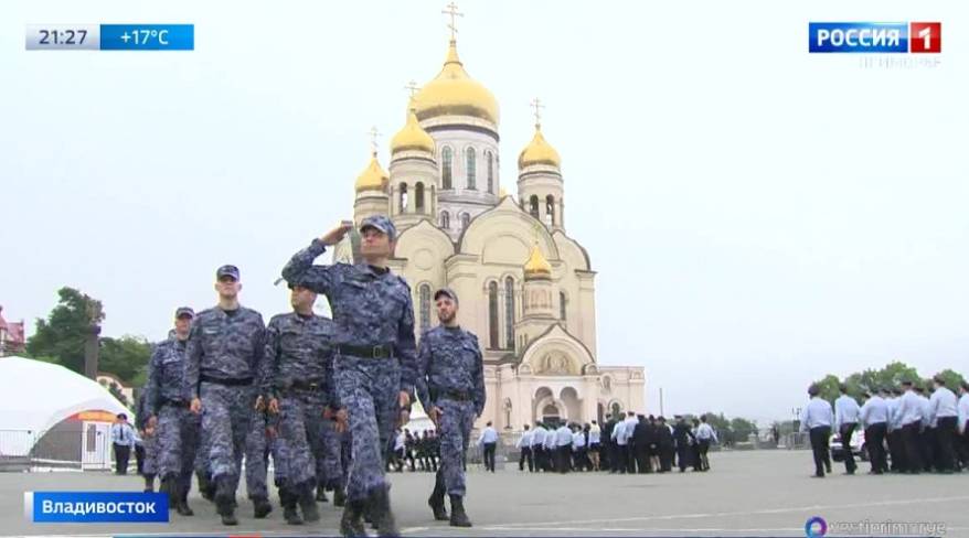 Торжественным маршем по центральной площади Владивостока прошли полицейские