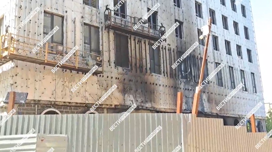 Появилось новое видео с места пожара на стройке ЖК в центре Владивостока