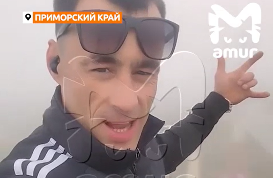 В Приморье чудак без страховки залез на ЛЭП и шлет "приветы"