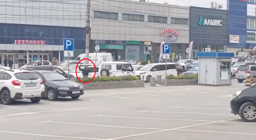 Водитель с молотком набросился на автолюбителя во Владивостоке