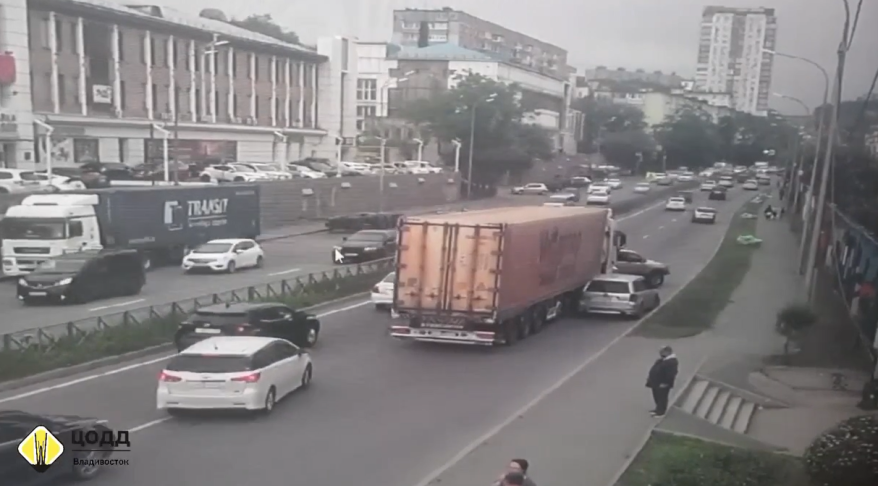 ДТП с участием большегруза собирает пробку во Владивостоке