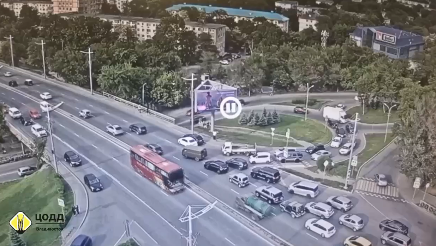 ДТП закупорило движение на трафиковой дороге во Владивостоке