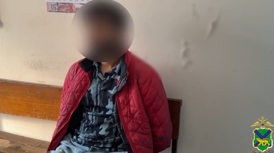 Во Владивостоке полицейские задержали наркозакладчика – студента из Индии