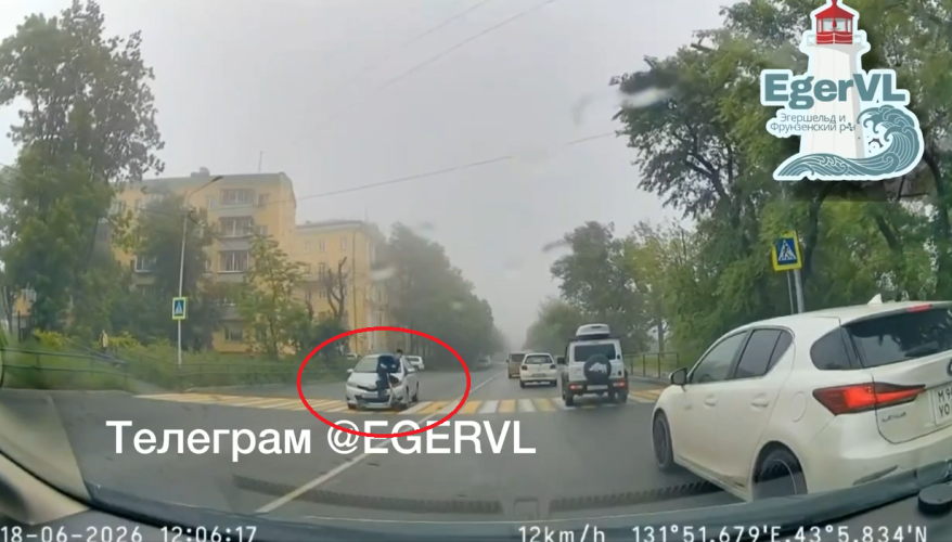 Легковушка сбила самокатчика в военной форме во Владивостоке