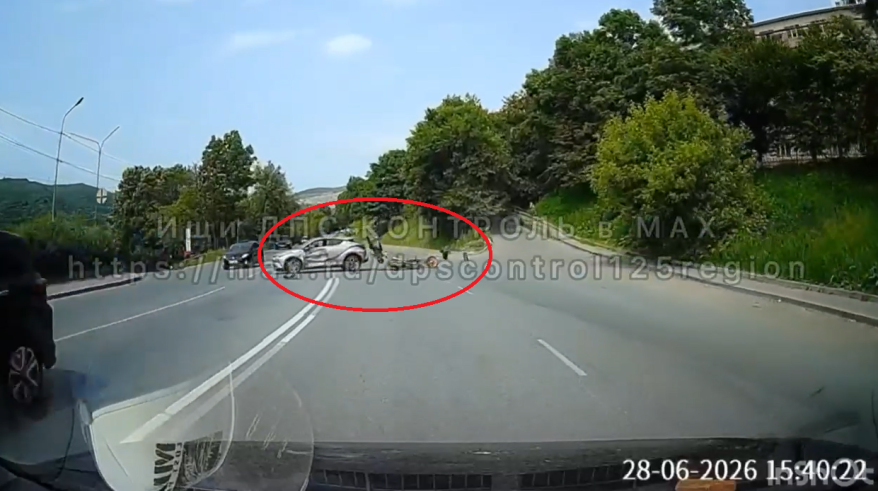 Момент жесткого ДТП с участием байкера во Владивостоке попал на видео