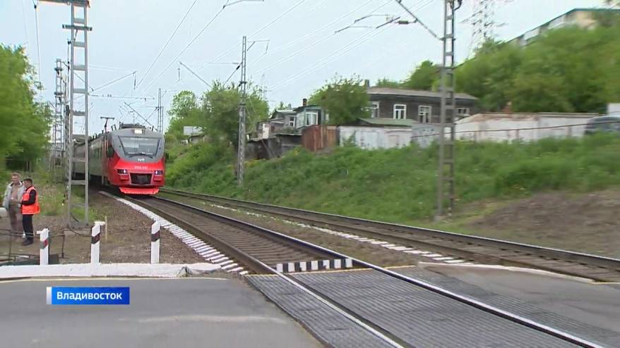 «Ушки на макушке» предлагают держать приморцам представители РЖД