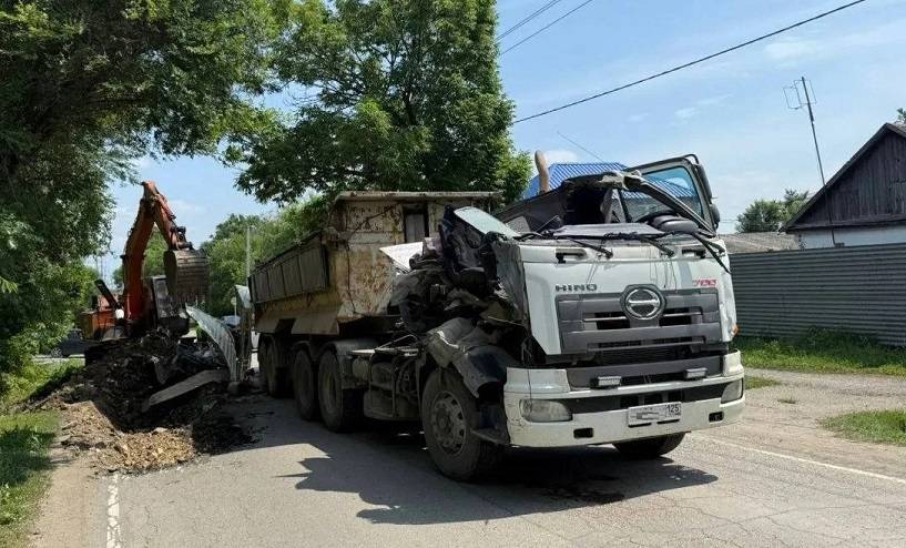 Экскаватор снес кабину грузовика на дороге Уссурийска