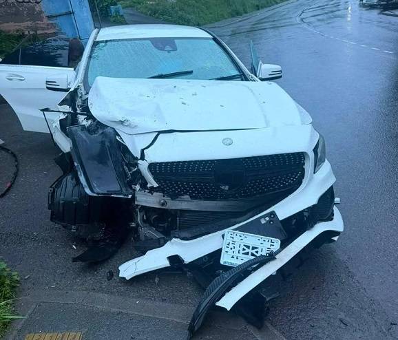 «Ситуация из ряда вон»: новое авто без номеров оказалось разбито в ДТП на дороге Владивостока