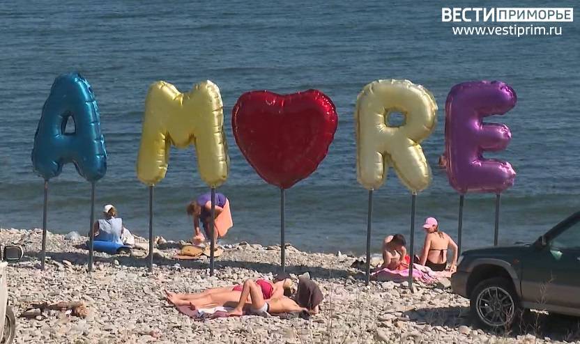 Мусор на пляже и нефтяные пятна в море: приморцы жалуются на платный «сервис»