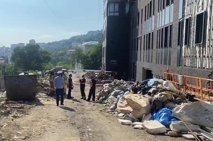 Люлька с рабочими оборвалась с высоты многоэтажки на стройке во Владивостоке