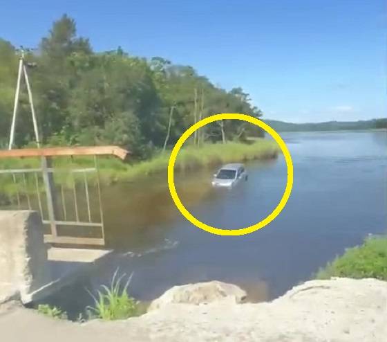 Авто с людьми рухнуло в реку в Приморье